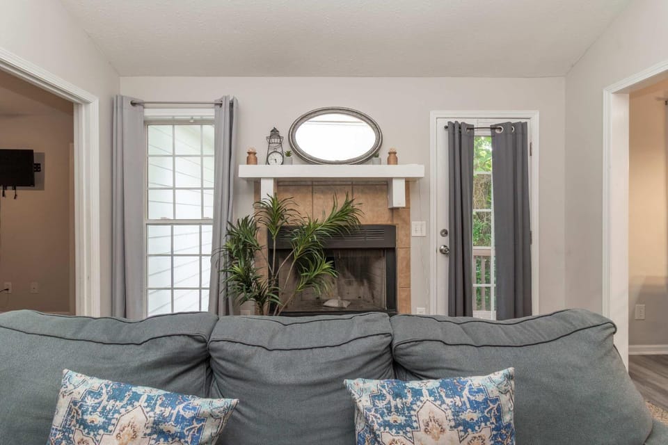Near Shops Dining & Airport- The Hilltop Bungalow House in Columbus
