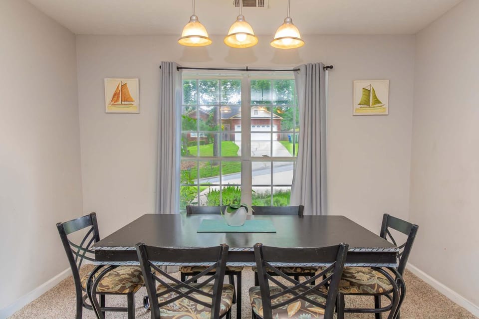 Near Shops Dining & Airport- The Hilltop Bungalow House in Columbus