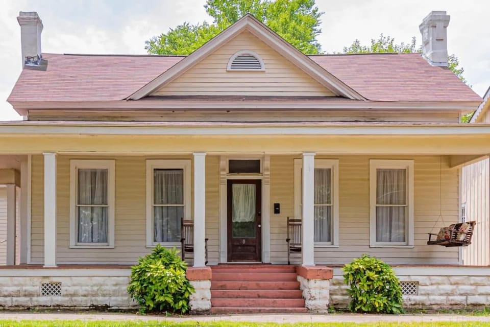 Wrap-Around-Porch & Pet-Friendly- Cozy Uptown Home House in Phenix City