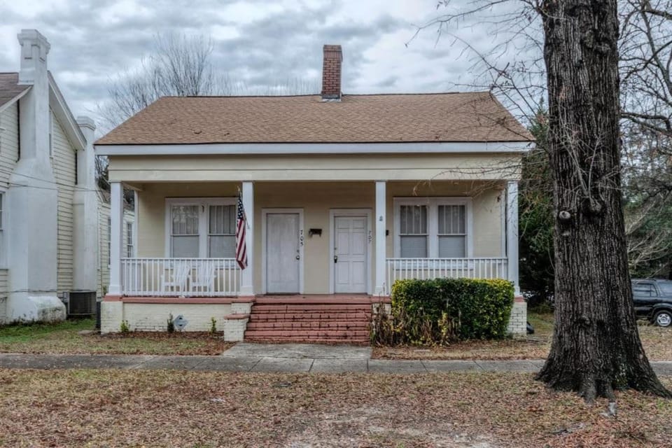 Moments to Chattahoochee-Cottage - Walk-To-Dining House in Phenix City