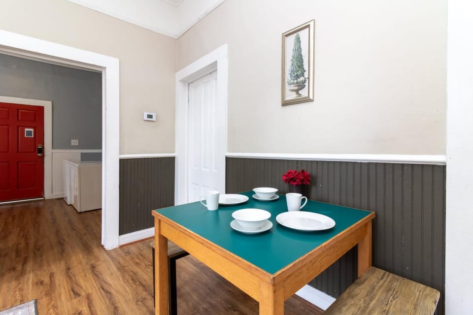 Cozy Downtown Back Unit - The Sunny Southern Manse Apartment in Phenix City