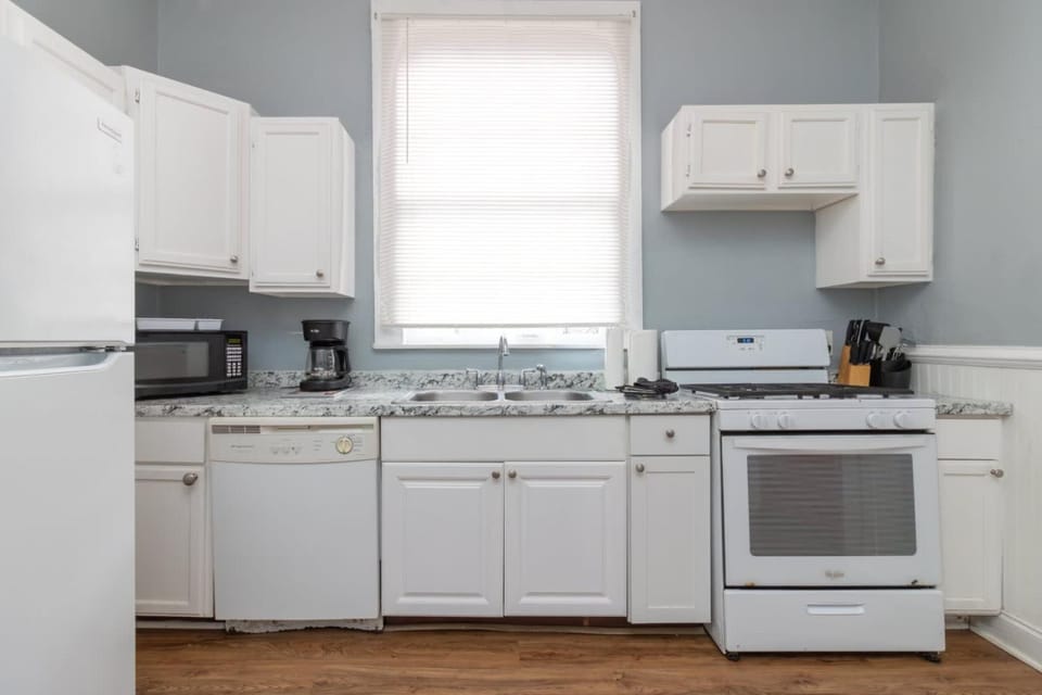 Cozy Downtown Back Unit - The Sunny Southern Manse Apartment in Phenix City