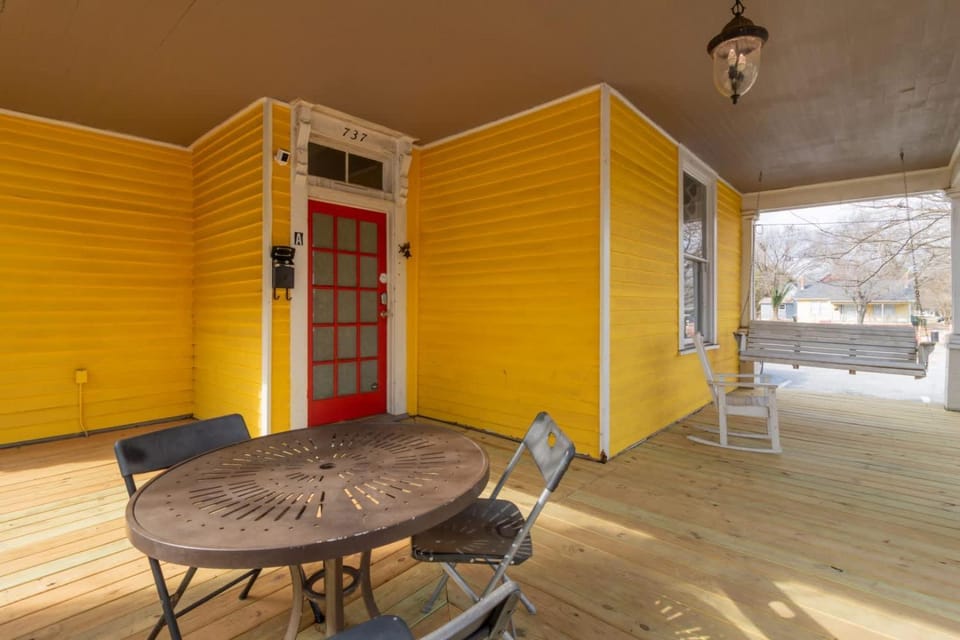 Large Downtown Home - The Sunny Southern Manse House in Phenix City