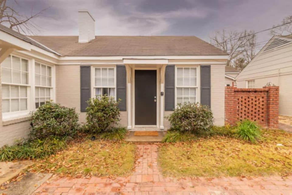 Centrally Located - The Delightful Doubles Unit B House in Columbus