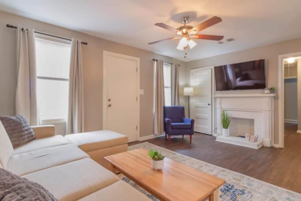 Centrally Located - The Delightful Doubles Unit B House in Columbus