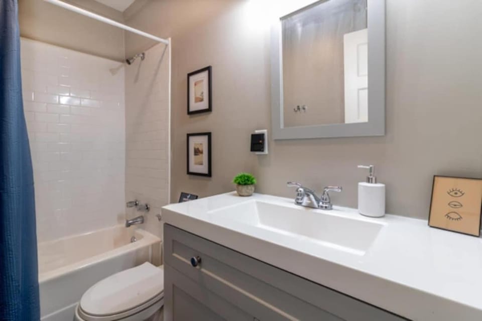 Centrally Located - The Delightful Doubles Unit B House in Columbus