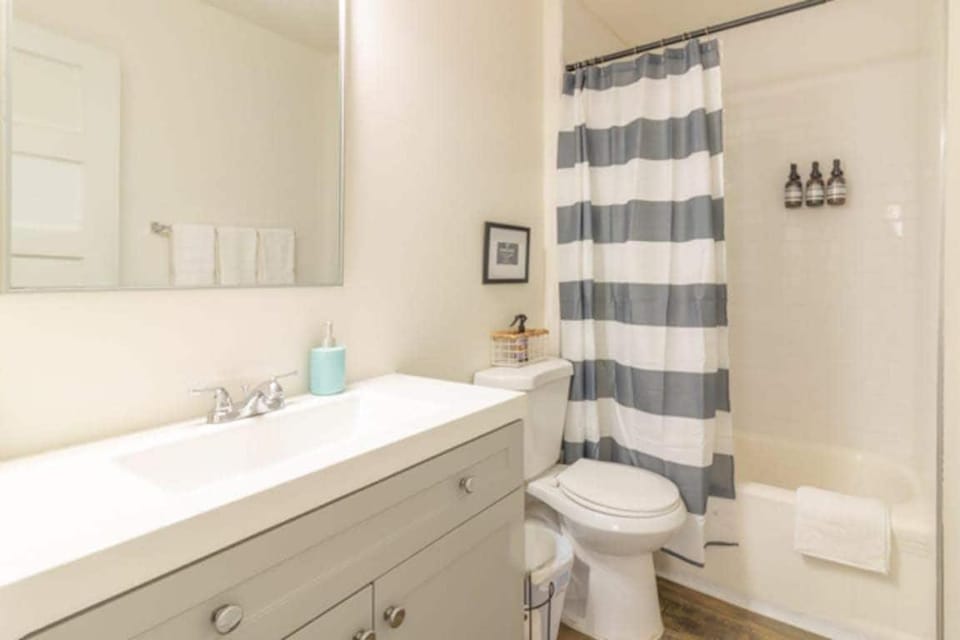 Centrally Located - The Delightful Doubles Unit A House in Columbus