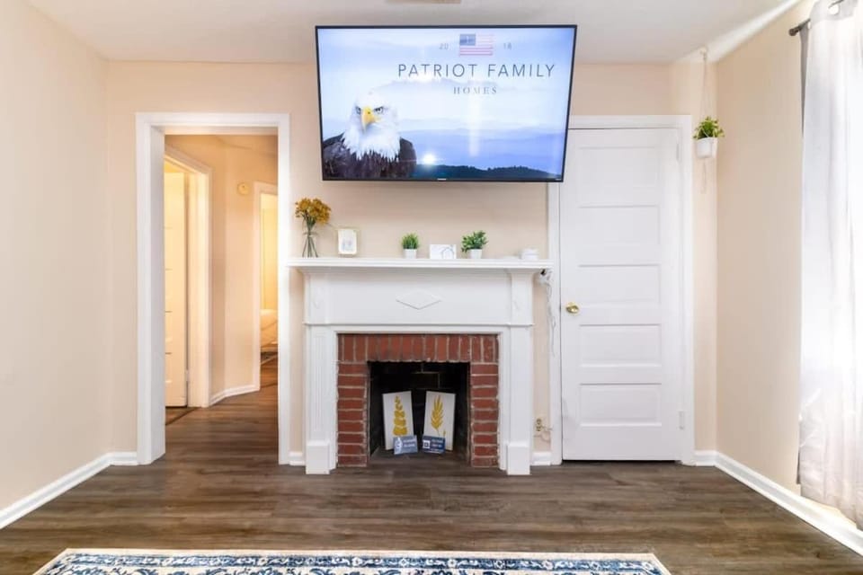 Modern Interior - Delightful Doubles Unit D House in Columbus