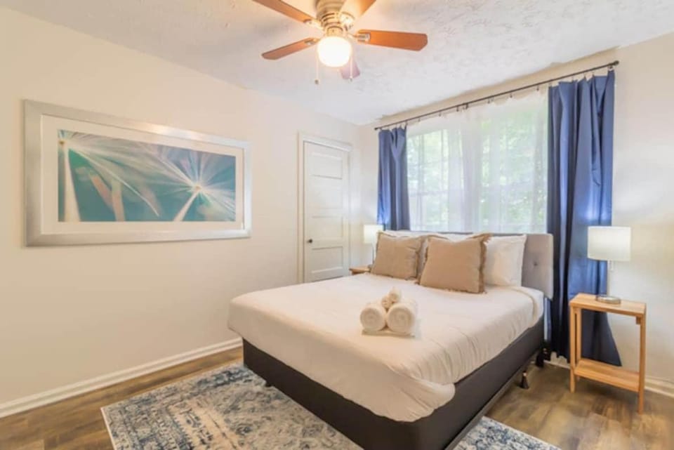 Centrally Located- The Delightful Doubles Unit E House in Columbus