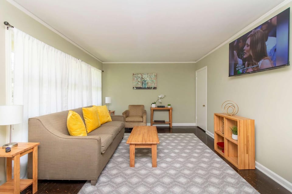 10 Min to Downtown Close to Dining-Boxwood Beauty House in Columbus
