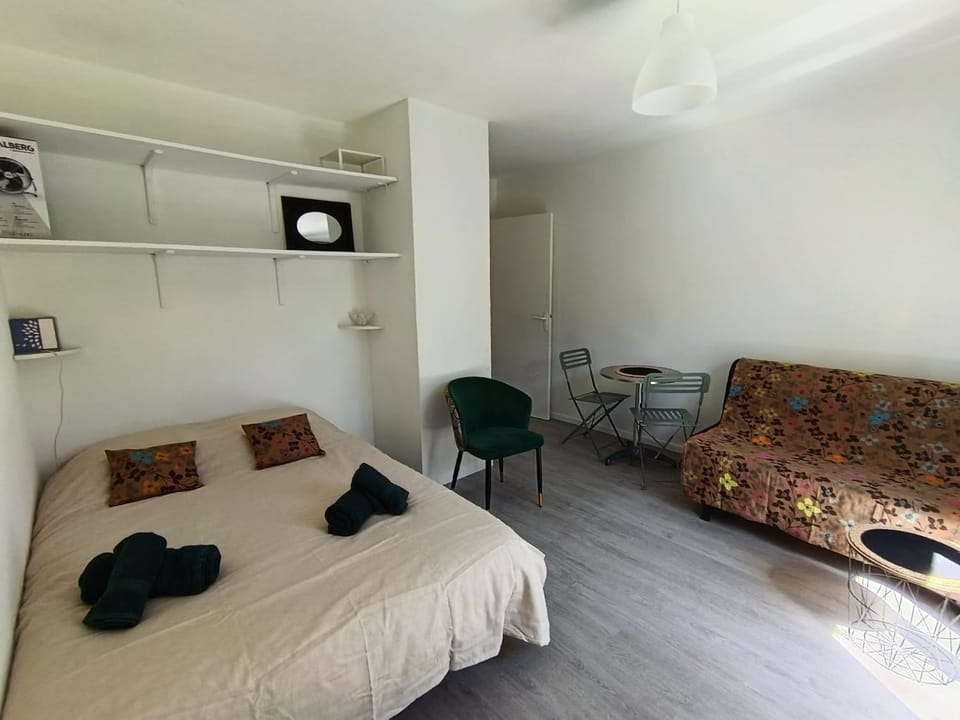 Studio with terrace and private parking space Apartment in Avignon