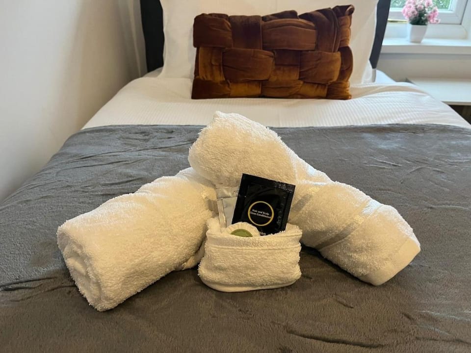 Bedroom, towels