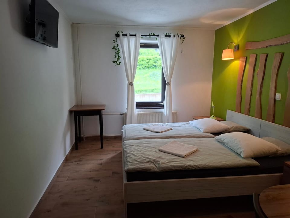Bed, TV and multimedia, Photo of the whole room