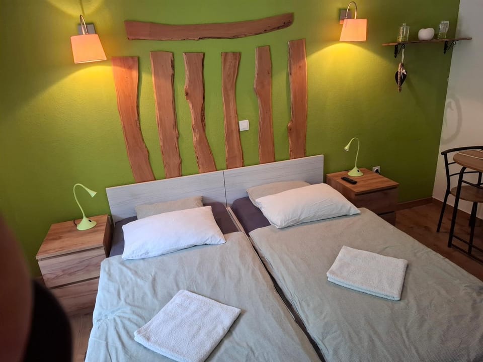 Bed, towels