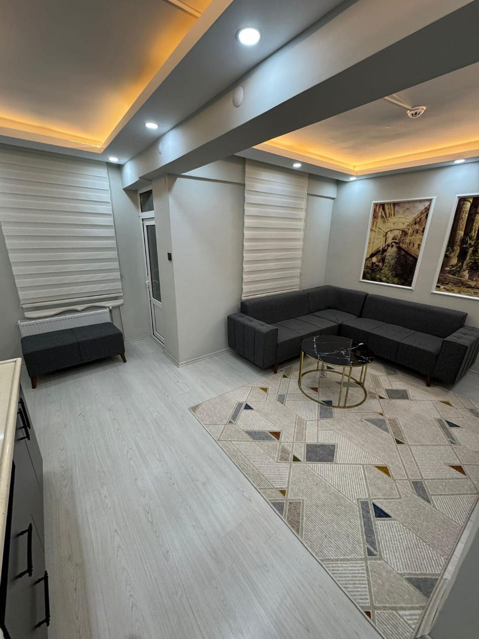 TV and multimedia, Living room, Seating area, Evening entertainment, Entertainment, Drinks