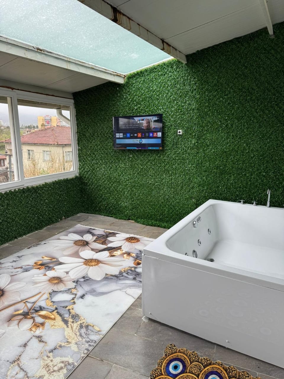 Hot Tub, Balcony/Terrace, Balcony/Terrace, Living room, Seating area, Mountain view, Pool view, internet