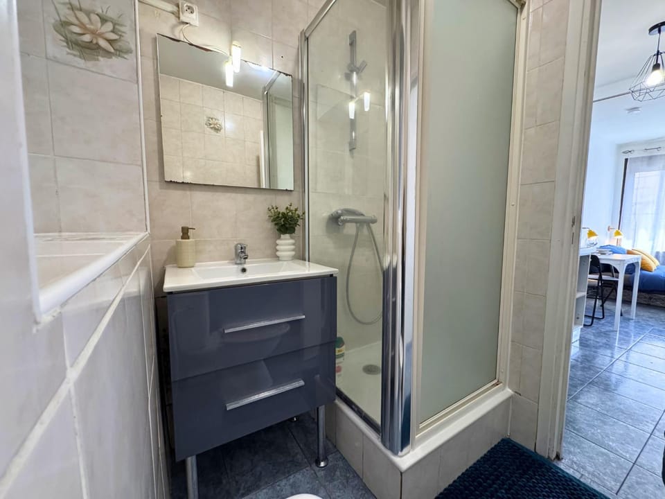 Shower, Toilet, Bathroom
