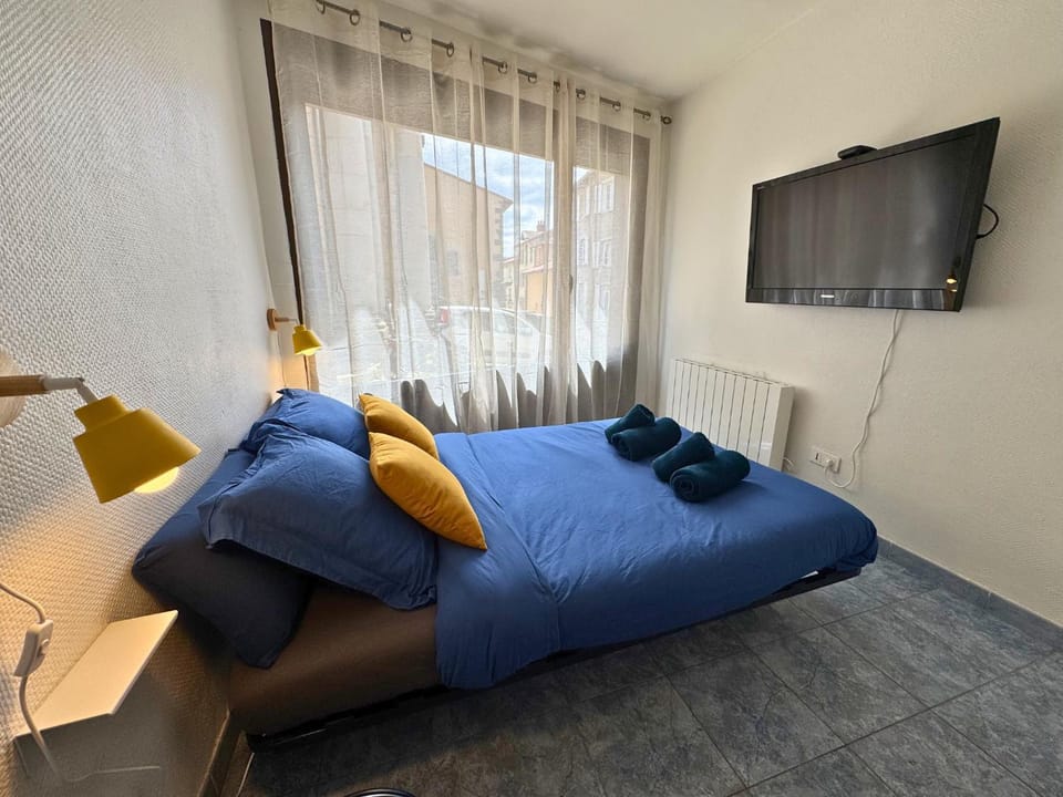 Bed, TV and multimedia, Photo of the whole room, towels