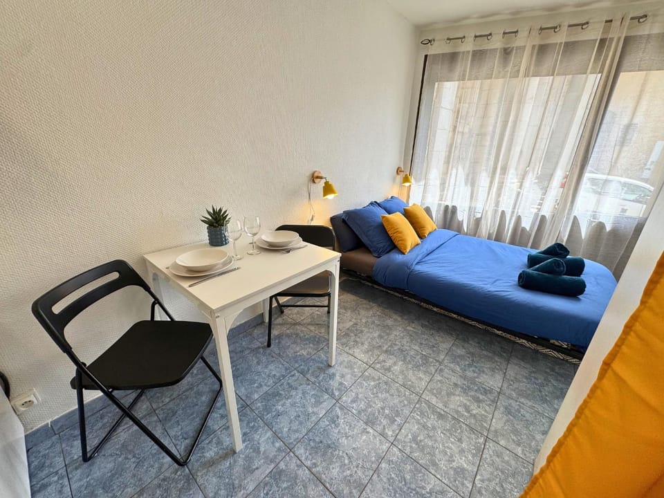 Bed, Dining area, Bedroom, towels