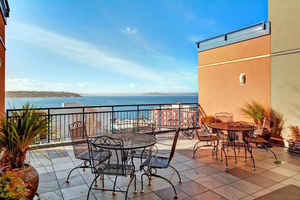 Belltown Court Heaven offering Free Parking Apartment in Belltown