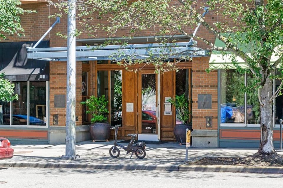 Belltown Court Heaven offering Free Parking Apartment in Belltown