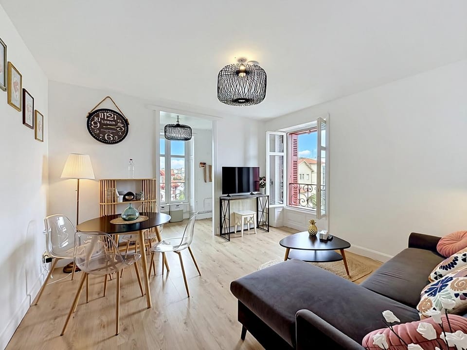 TV and multimedia, Living room, Dining area