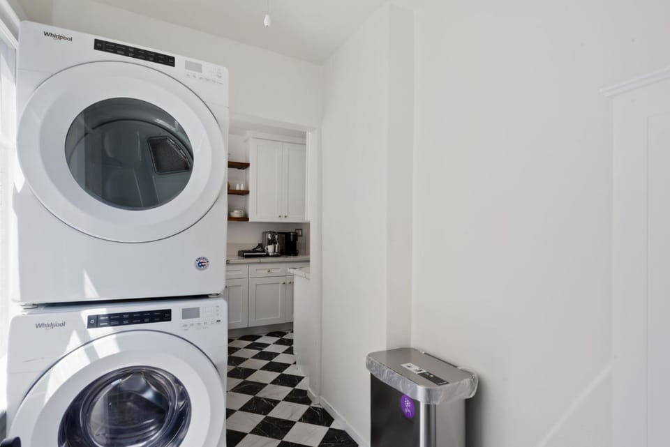 Beautiful 3 Bedrooms Home Full Kitchen and Laundry Apartment in Beverly Hills
