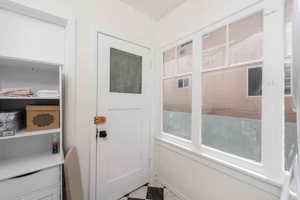 Beautiful 3 Bedrooms Home Full Kitchen and Laundry Apartment in Beverly Hills