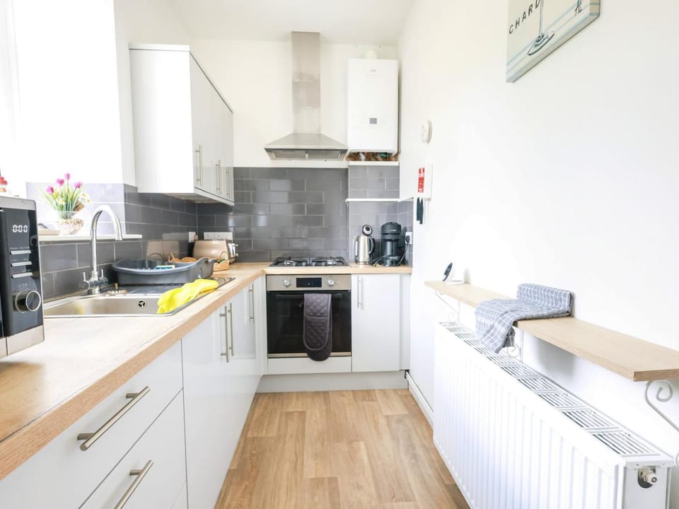 Coffee/tea facilities, Kitchen or kitchenette, oven, stove, toaster