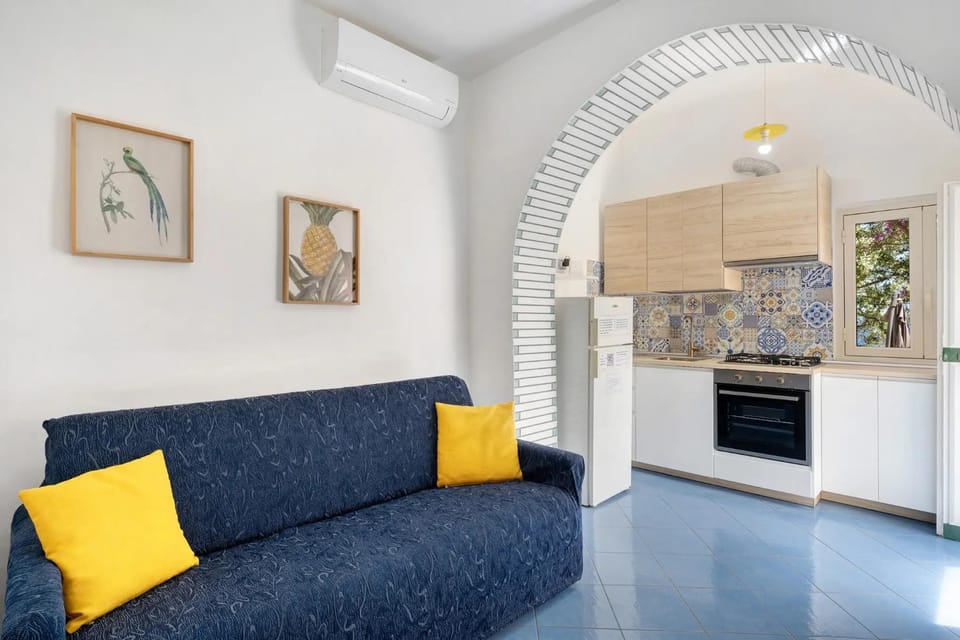 Kitchen or kitchenette, Living room, Seating area, Dining area, stove