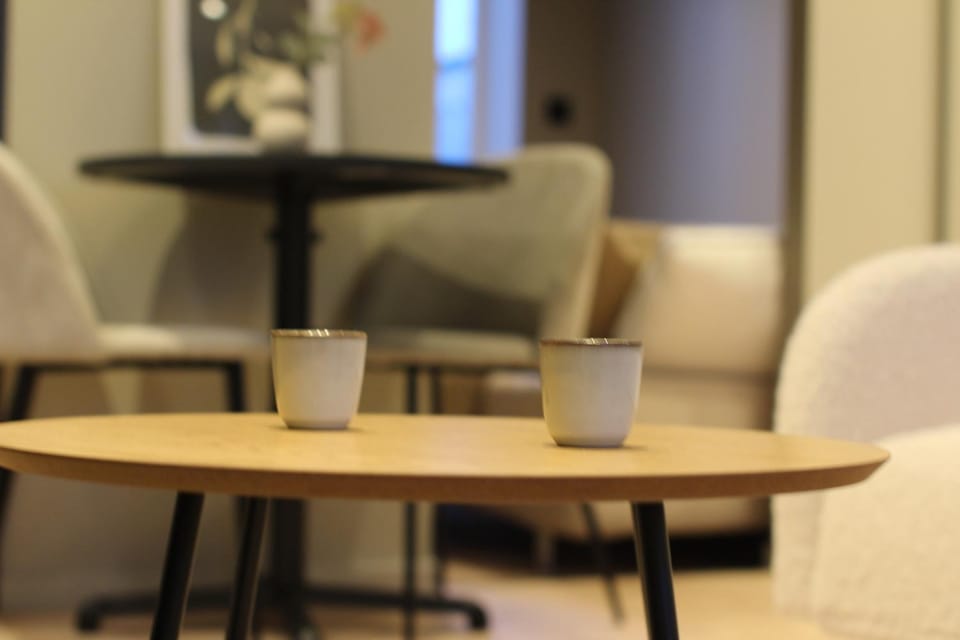 Living room, Seating area, Drinks