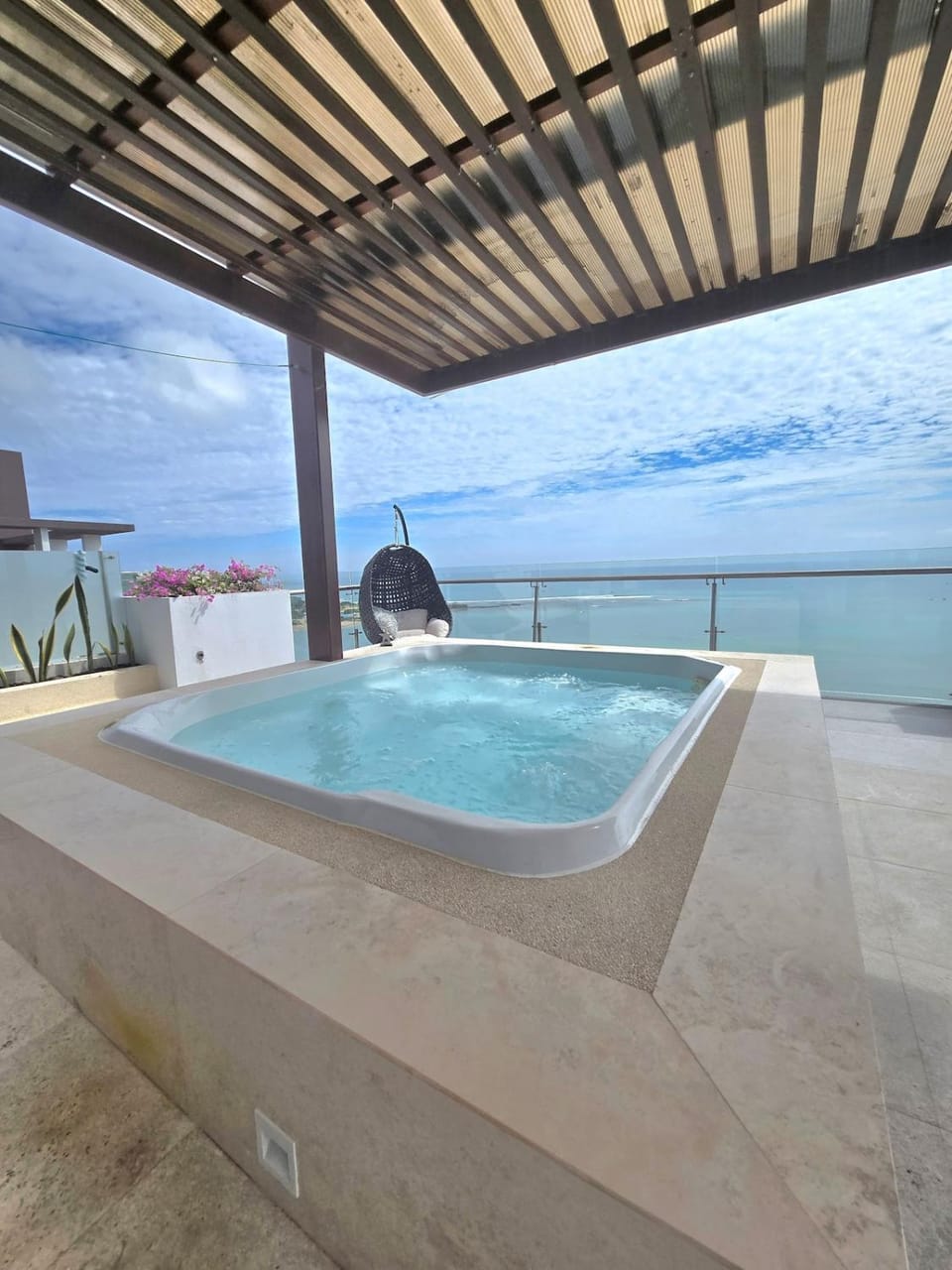 Penthouse by the sea, pool and jacuzzi Apartment in Salinas