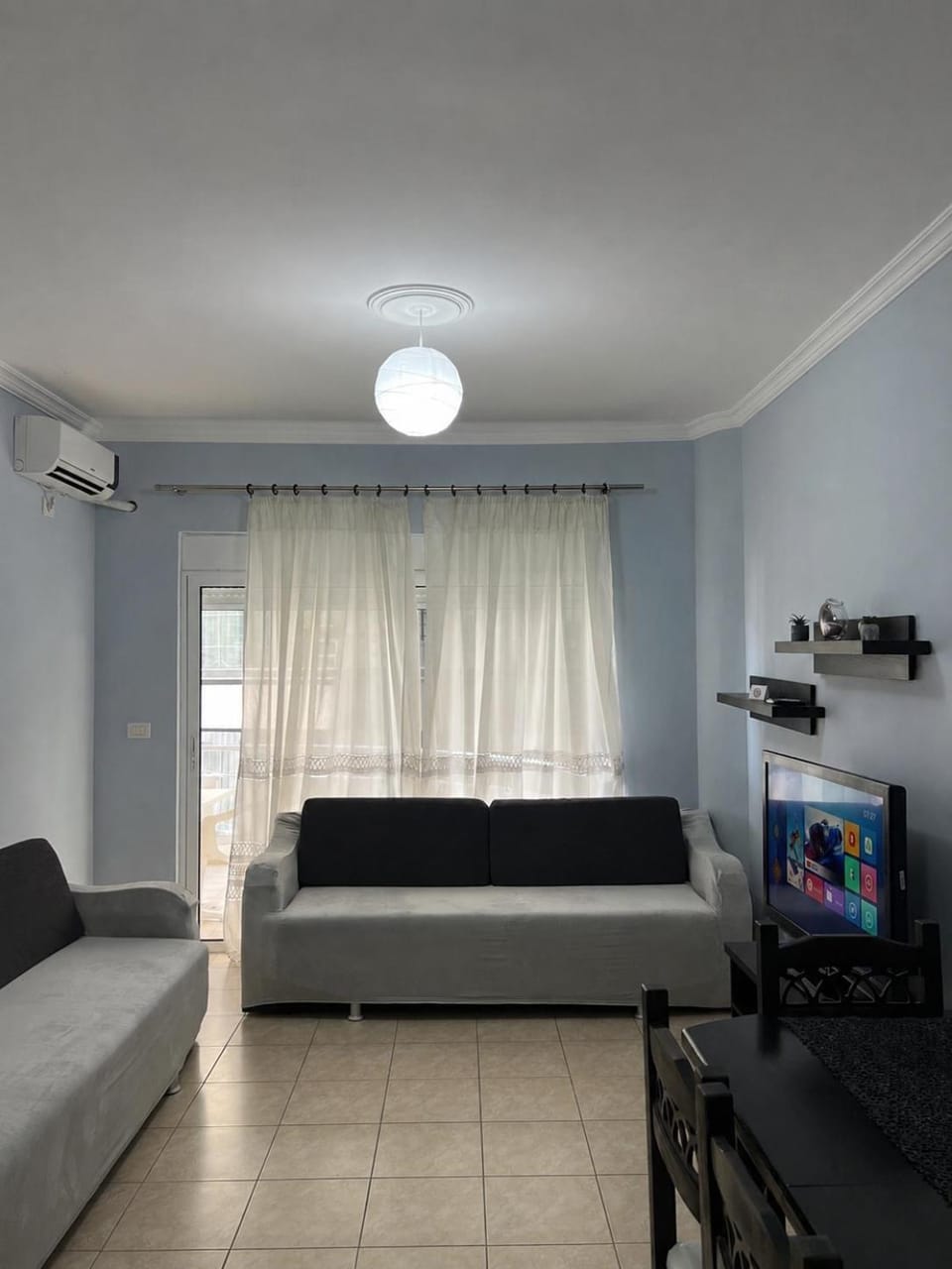 TV and multimedia, Living room, Seating area, air conditioner
