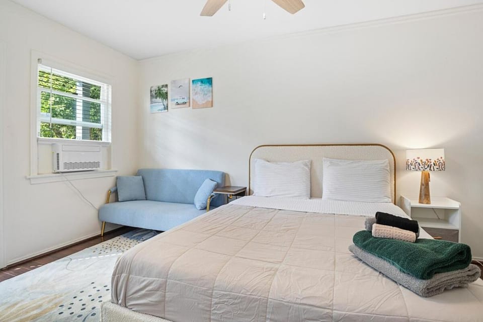 Beachside Haven in Santa Monica - Steps from Ocean Apartment in Santa Monica
