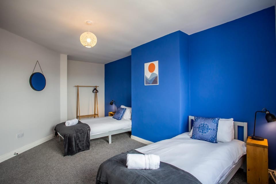 Bed, Bedroom, Family, towels