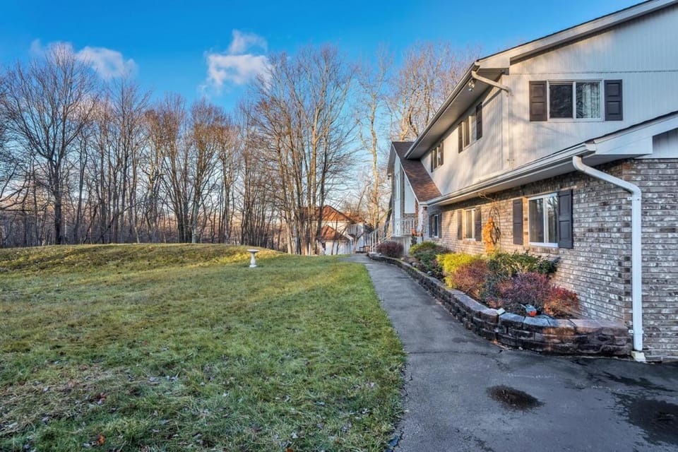 Emerald Lakes Retreat near Kalahari & Camelback House in Pocono Mountains