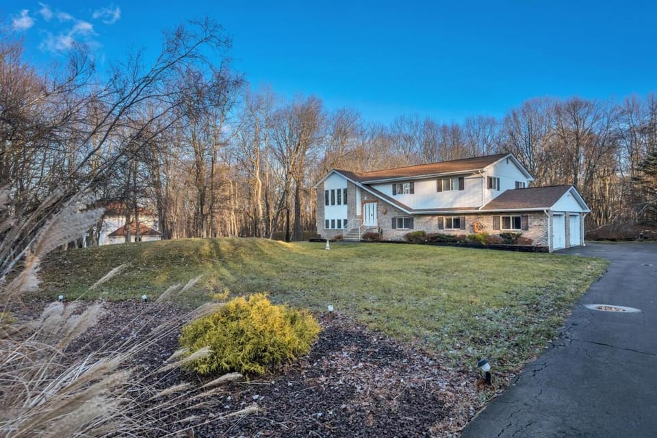 Emerald Lakes Retreat near Kalahari & Camelback House in Pocono Mountains