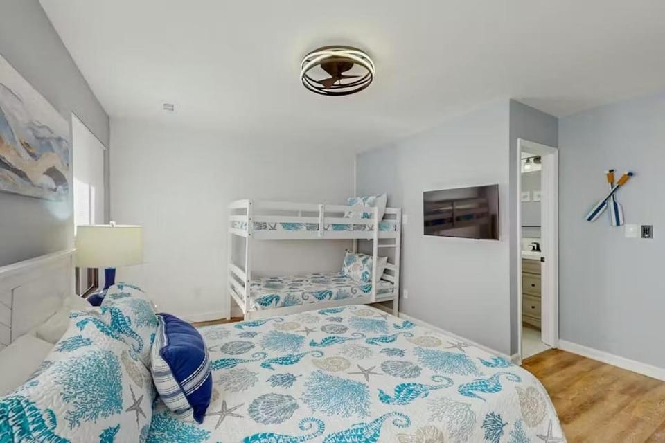 Bedroom, bunk bed