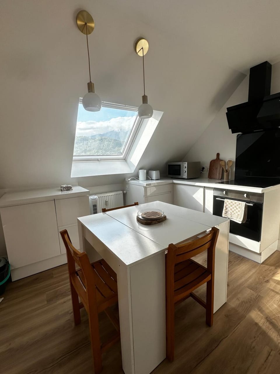 Kitchen or kitchenette, Dining area