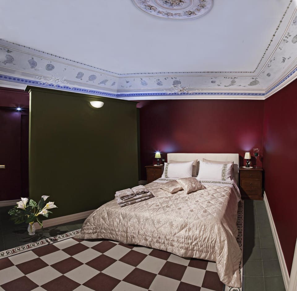 Photo of the whole room, Decorative detail
