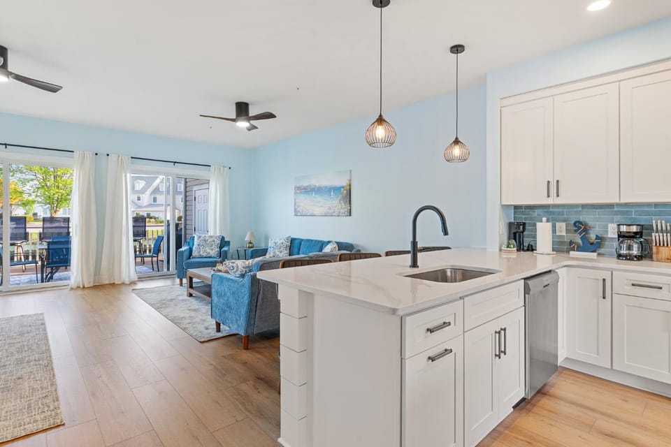 Waterfront Home w Sunset Deck by Harpoon Hannahs House in Ocean City