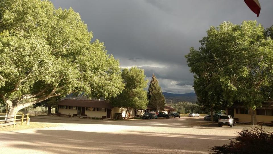 Pinnacle Flaming Gorge Motel in Utah