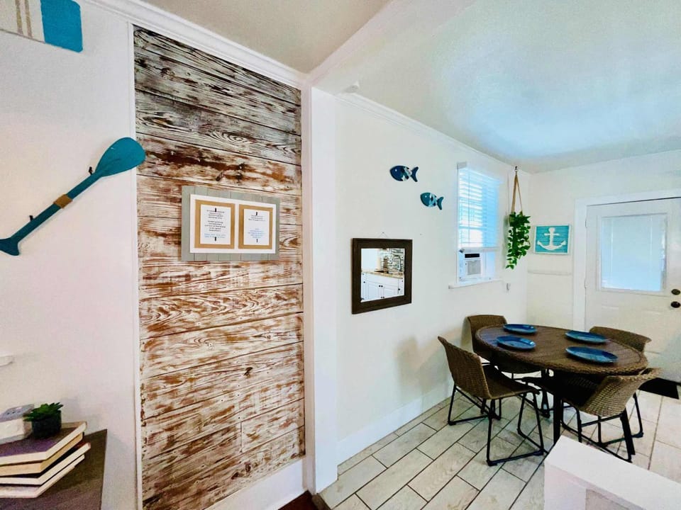 Hot Tub Tideaway Walkable House in Galveston Island