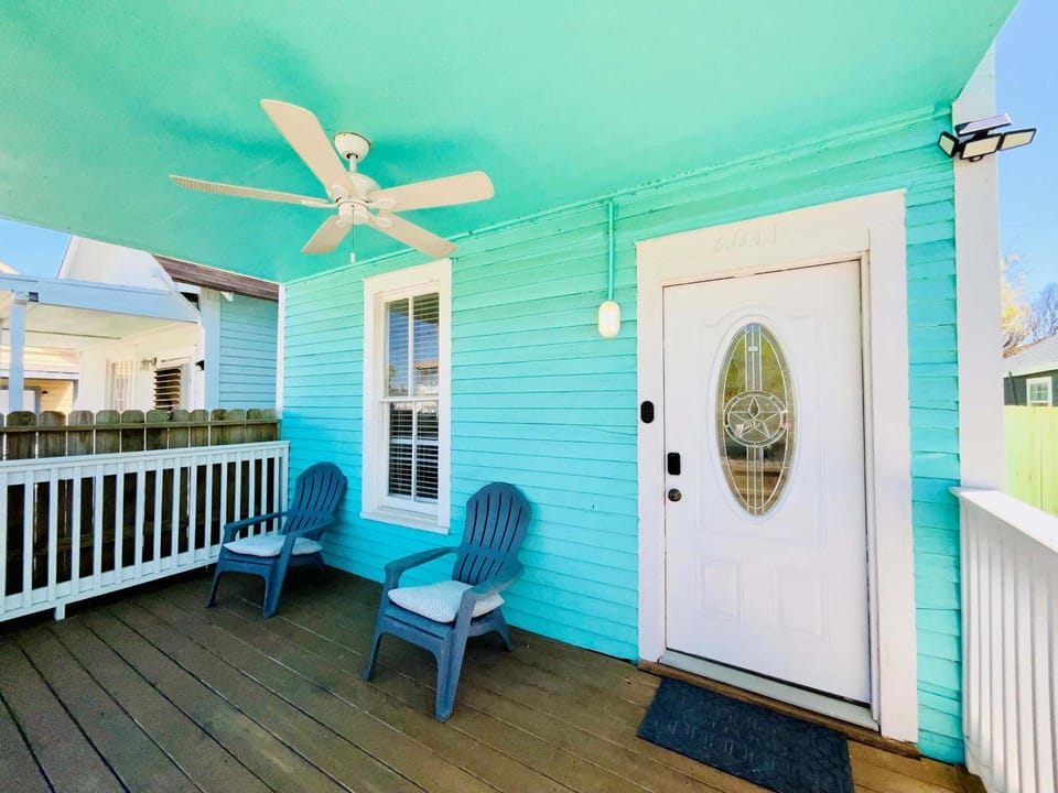 Hot Tub Tideaway Walkable House in Galveston Island