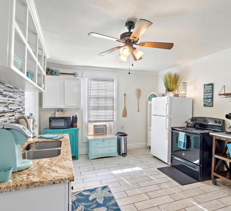 Hot Tub Tideaway Walkable House in Galveston Island