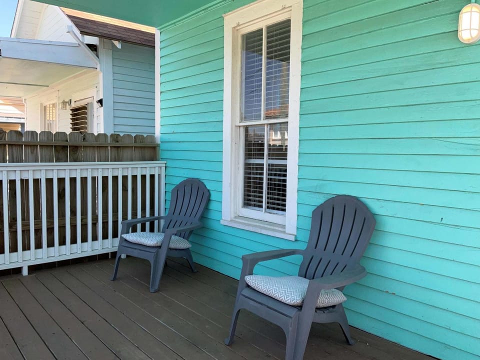Hot Tub Tideaway Walkable House in Galveston Island