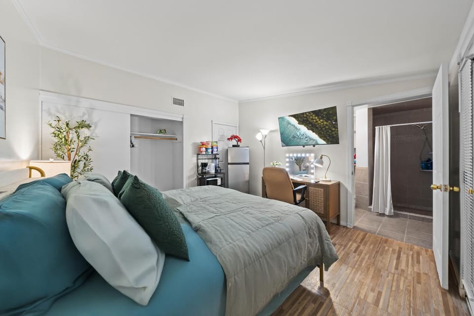 Entire Private Studio with King Bed, Bathroom, 1 Parking, Available Now House in Casa De Oro-Mount