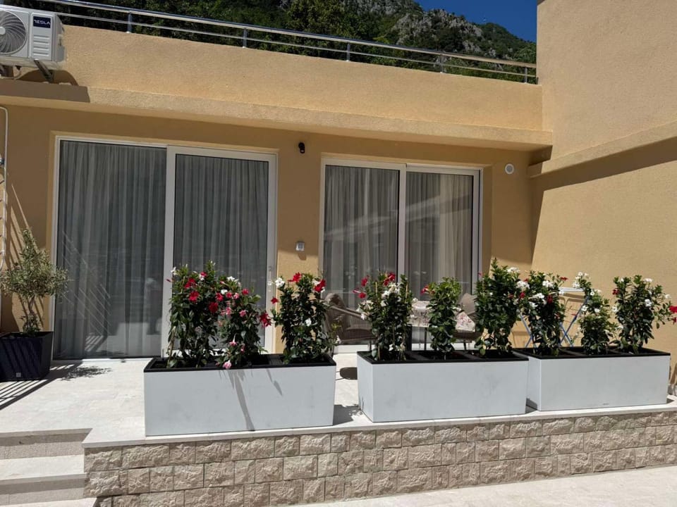 Luxury Studio Apartment with Sea View & Heated Pool Apartment in Muo