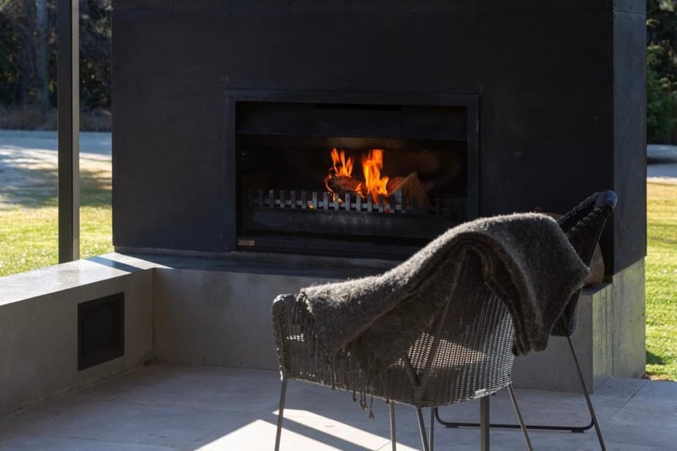 Seating area, fireplace