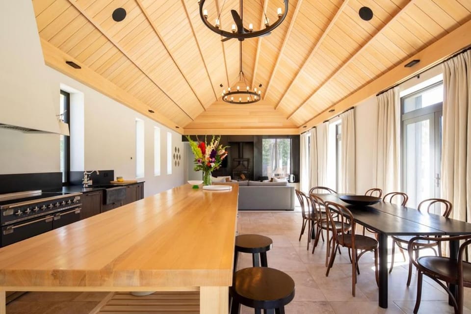 Dining area, kitchen